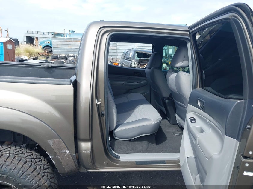 2015 Toyota Tacoma VIN 5TFLU4EN7FX135649 IAAI salvage auction — RIGHT SIDE, Clear (Hawaii), sold $8,275 on 2026-07-28 (photo 8)