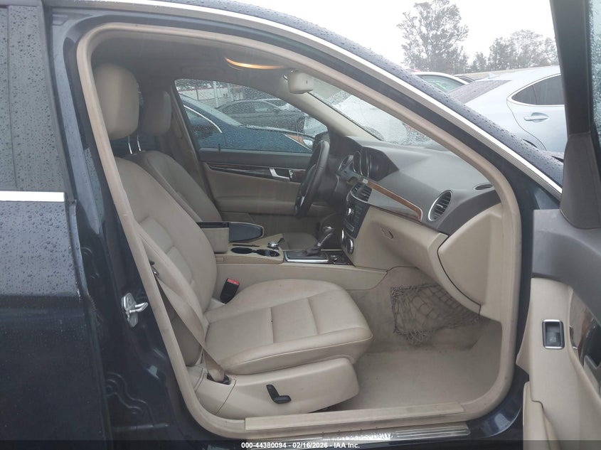 2013 Mercedes-benz C-klasse VIN WDDGF4HB8DA840737 IAAI salvage auction — REAR END, Salvage Title, sold $1,475 on 2026-07-15 (photo 5)