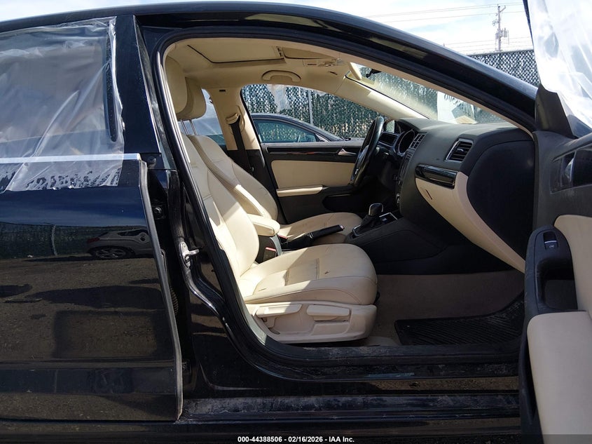 2016 Volkswagen Jetta VIN 3VWL17AJ3GM385861 IAAI salvage auction — FRONT END, Salvage Title, sold $925 on 2026-08-14 (photo 5)
