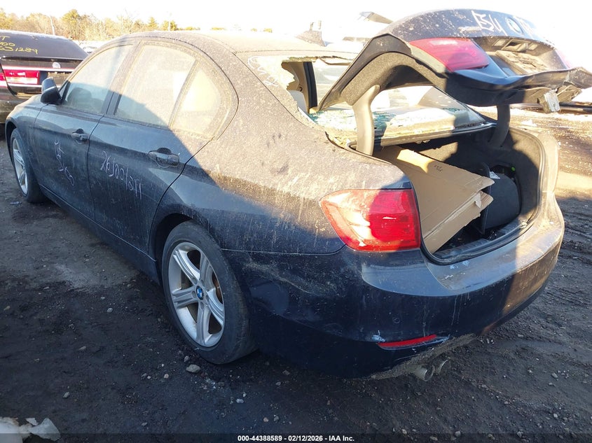 2013 BMW 3er VIN WBA3B3C58DJ810165 IAAI salvage auction — REAR END, Salvage Title, sold $525 on 2026-08-18 (photo 3)