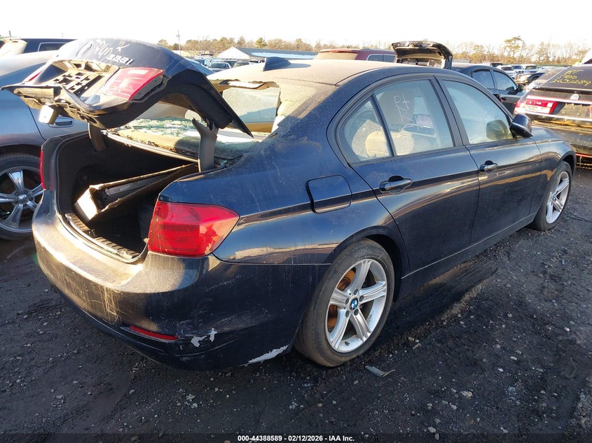 2013 BMW 3er VIN WBA3B3C58DJ810165 IAAI salvage auction — REAR END, Salvage Title, sold $525 on 2026-08-18 (photo 4)