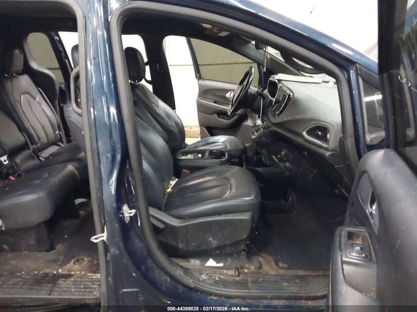 2021 Chrysler Pacifica VIN 2C4RC1FG0MR593315 IAAI salvage auction — RIGHT FRONT, Salvage Title, sold $3,900 on 2026-08-28 (photo 5)