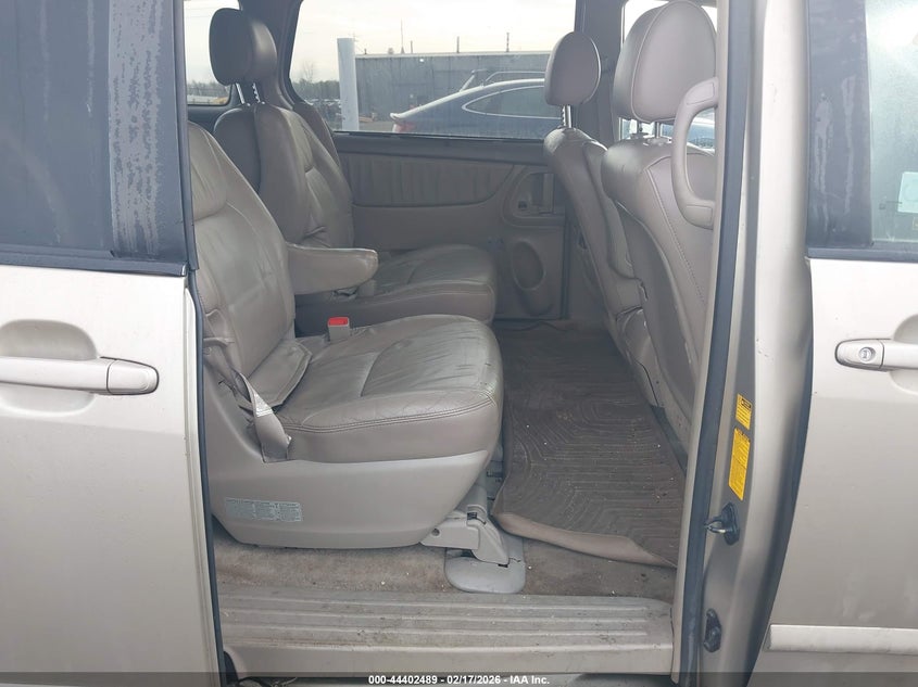 2008 Toyota Sienna VIN 5TDZK22C68S207487 IAAI salvage auction — FRONT END, Salvage (Indiana), sold $725 on 2026-07-10 (photo 8)