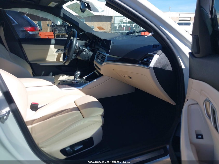 2019 BMW 3er VIN WBA5R1C56KFH18080 IAAI salvage auction — RIGHT SIDE, Salvage Title, sold $7,325 on 2026-08-12 (photo 5)