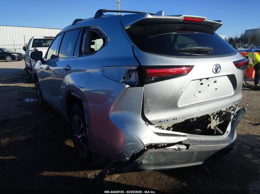 2022 Toyota Highlander VIN 5TDGZRBH9NS561247 IAAI salvage auction — REAR END, Clear (Oklahoma), sold $16,000 on 2026-07-29 (photo 3)