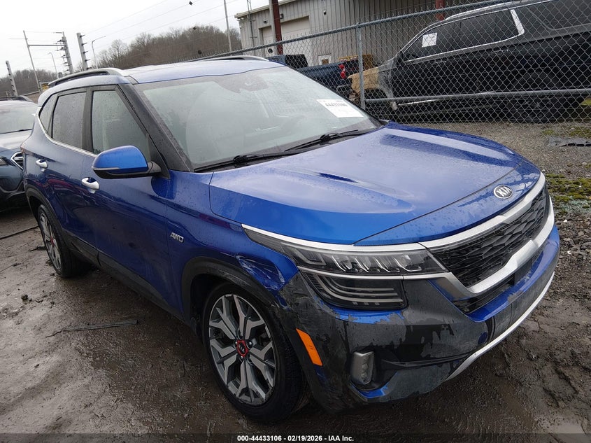 2021 Kia Seltos VIN KNDETCA2XM7107942 IAAI salvage auction — LEFT & RIGHT, Salvage Title, sold $25 on 2026-07-30 (photo 1)
