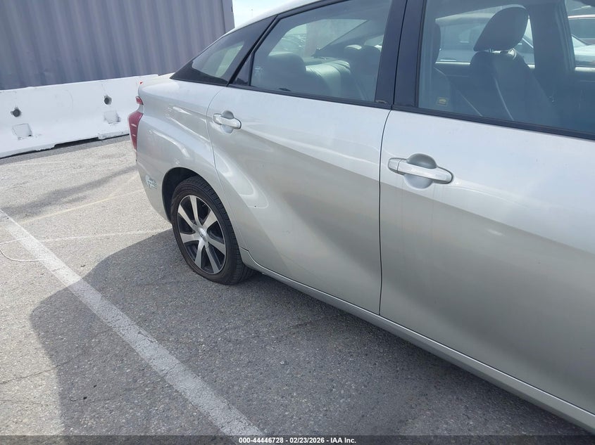 2017 Toyota Mirai VIN JTDBVRBD3HA003298 IAAI salvage auction — NORMAL WEAR, Salvage Title, sold $200 on 2026-07-09 (photo 6)