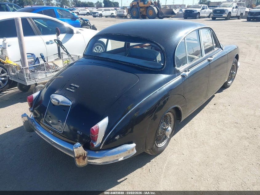 1961 Jaguar Mark ii VIN 00000000P212261BW IAAI salvage auction — LEFT SIDE, Clear (Indiana), sold $1,850 on 2026-07-10 (photo 4)