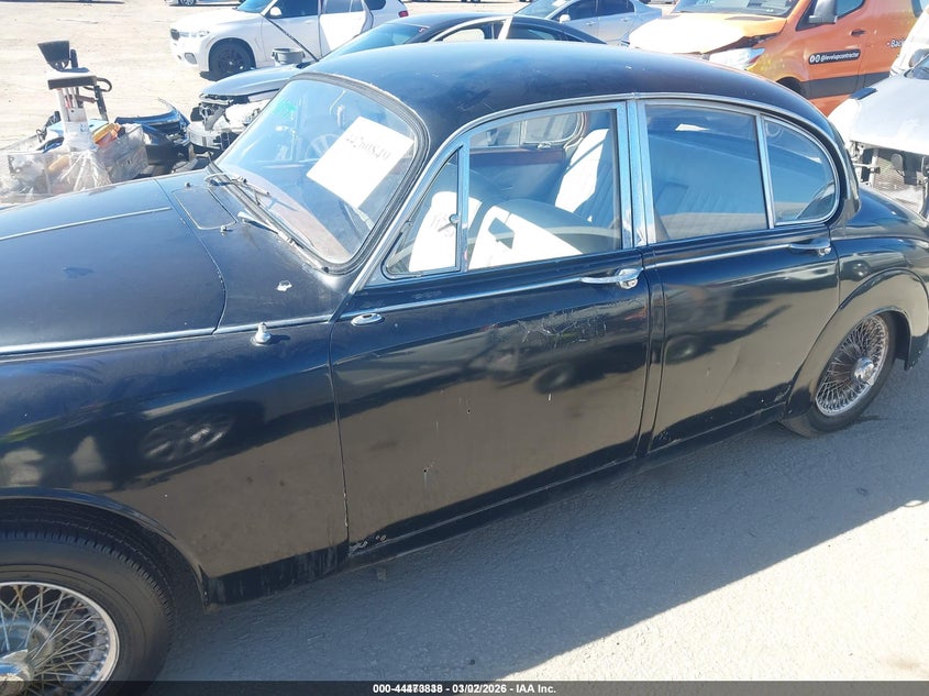 1961 Jaguar Mark ii VIN 00000000P212261BW IAAI salvage auction — LEFT SIDE, Clear (Indiana), sold $1,850 on 2026-07-10 (photo 6)