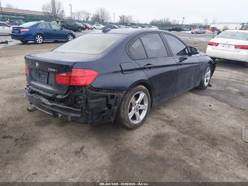 2014 BMW 3er VIN WBA3B5C57EP543322 IAAI salvage auction — SIDE, Salvage (Pennsylvania), sold $500 on 2026-07-25 (photo 4)