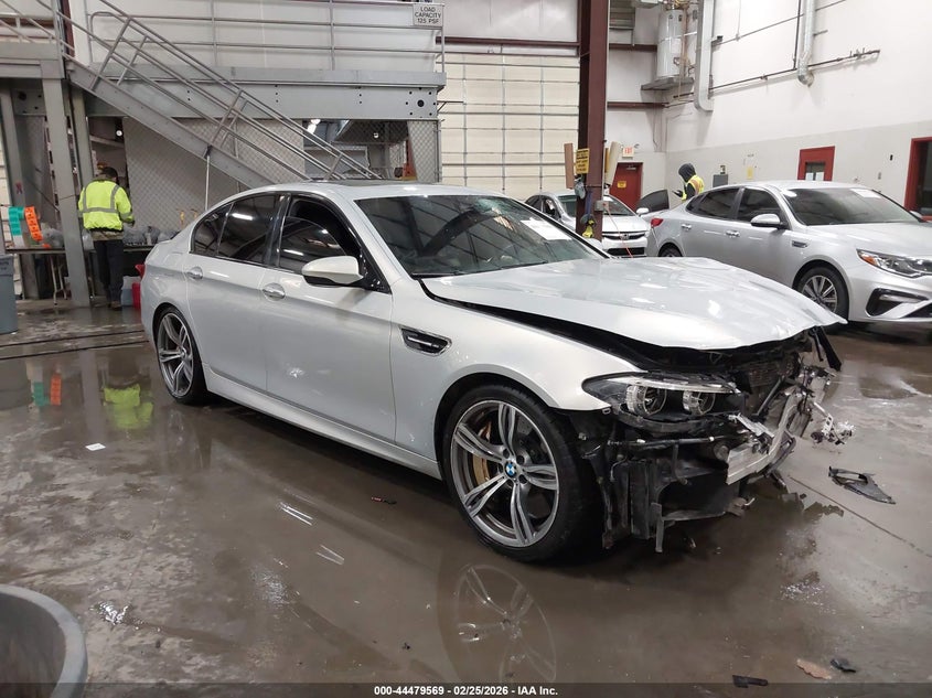 2014 BMW M5 VIN WBSFV9C51ED593223 IAAI salvage auction — FRONT END, Salvage Title, sold $5,700 on 2026-07-31 (photo 1)