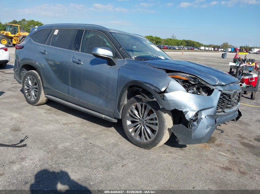2021 Toyota Highlander VIN 5TDFZRAHXMS041022 IAAI salvage auction — FRONT & REAR, Salvage Title, sold $5,825 on 2026-07-23 (photo 1)