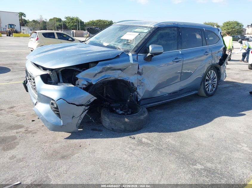 2021 Toyota Highlander VIN 5TDFZRAHXMS041022 IAAI salvage auction — FRONT & REAR, Salvage Title, sold $5,825 on 2026-07-23 (photo 2)