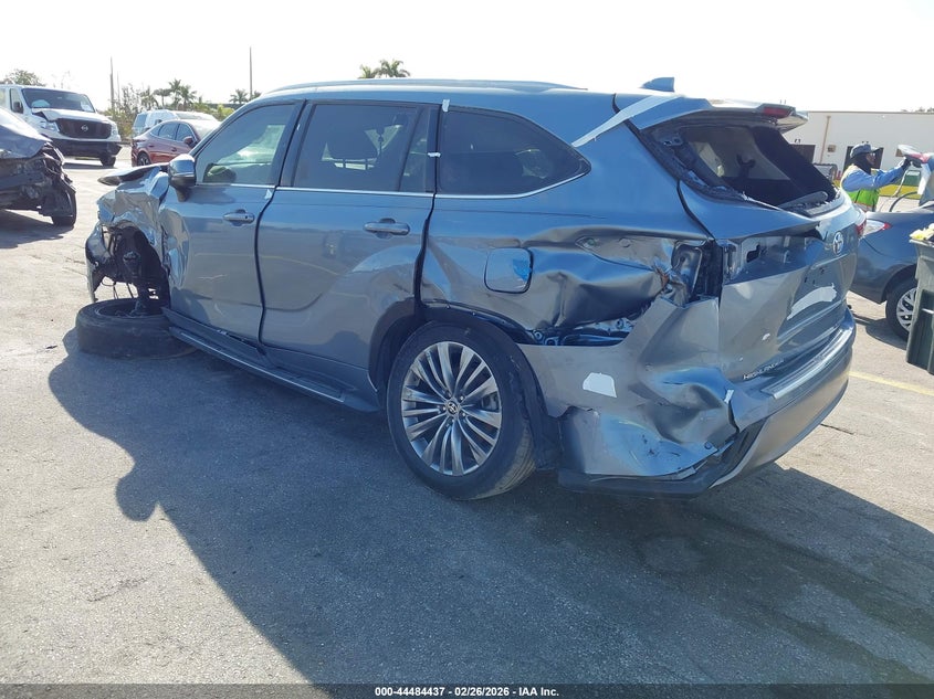 2021 Toyota Highlander VIN 5TDFZRAHXMS041022 IAAI salvage auction — FRONT & REAR, Salvage Title, sold $5,825 on 2026-07-23 (photo 3)