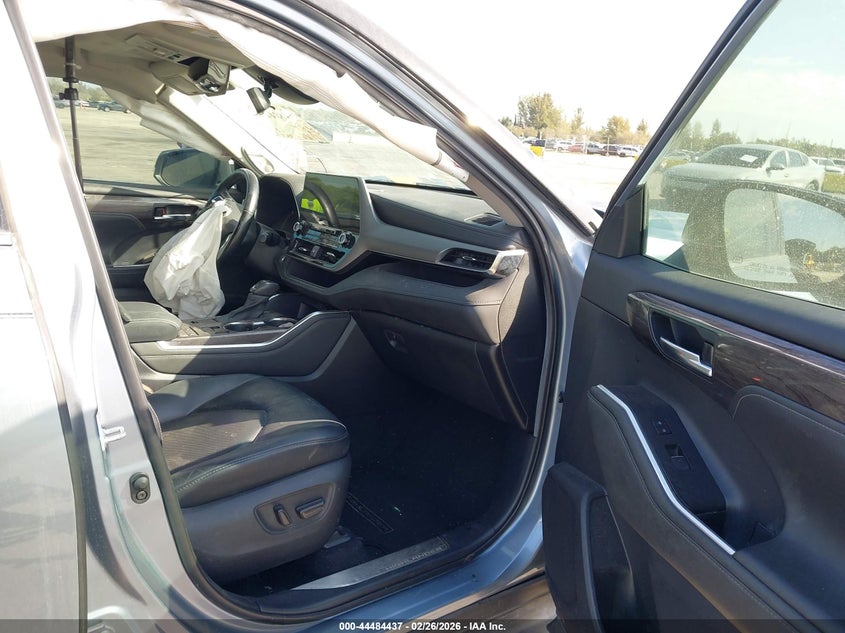 2021 Toyota Highlander VIN 5TDFZRAHXMS041022 IAAI salvage auction — FRONT & REAR, Salvage Title, sold $5,825 on 2026-07-23 (photo 5)