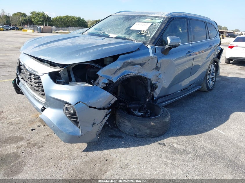 2021 Toyota Highlander VIN 5TDFZRAHXMS041022 IAAI salvage auction — FRONT & REAR, Salvage Title, sold $5,825 on 2026-07-23 (photo 6)