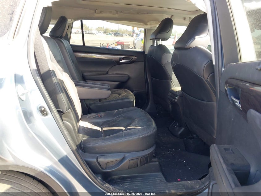 2021 Toyota Highlander VIN 5TDFZRAHXMS041022 IAAI salvage auction — FRONT & REAR, Salvage Title, sold $5,825 on 2026-07-23 (photo 8)