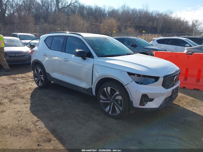 2025 Volvo Xc40 VIN YV4L12UM4S2517311 IAAI salvage auction — RIGHT FRONT, Salvage (Illinois), sold $11,300 on 2026-08-05 (photo 1)