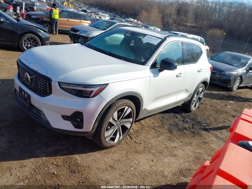2025 Volvo Xc40 VIN YV4L12UM4S2517311 IAAI salvage auction — RIGHT FRONT, Salvage (Illinois), sold $11,300 on 2026-08-05 (photo 2)