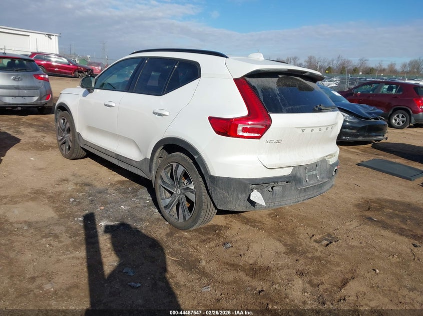 2025 Volvo Xc40 VIN YV4L12UM4S2517311 IAAI salvage auction — RIGHT FRONT, Salvage (Illinois), sold $11,300 on 2026-08-05 (photo 3)