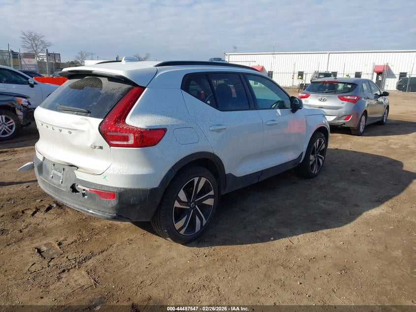 2025 Volvo Xc40 VIN YV4L12UM4S2517311 IAAI salvage auction — RIGHT FRONT, Salvage (Illinois), sold $11,300 on 2026-08-05 (photo 4)