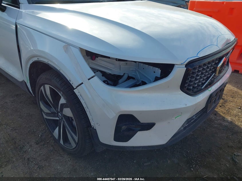 2025 Volvo Xc40 VIN YV4L12UM4S2517311 IAAI salvage auction — RIGHT FRONT, Salvage (Illinois), sold $11,300 on 2026-08-05 (photo 6)