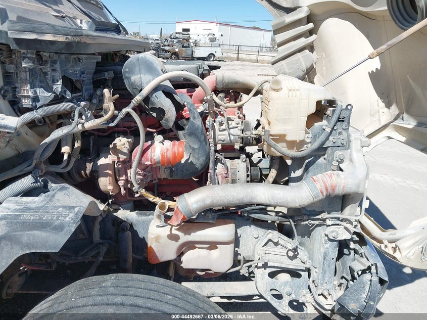 2019 International VIN 3HSDZAPR0KN669811 IAAI salvage auction — SIDE, Salvage Title, sold $6,300 on 2026-07-08 (photo 9)