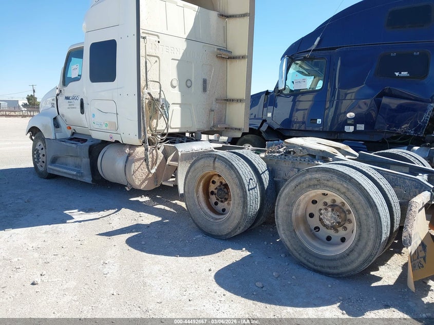 2019 International VIN 3HSDZAPR0KN669811 IAAI salvage auction — SIDE, Salvage Title, sold $6,300 on 2026-07-08 (photo 3)