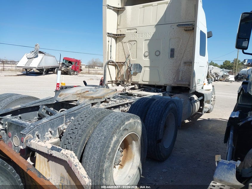2019 International VIN 3HSDZAPR0KN669811 IAAI salvage auction — SIDE, Salvage Title, sold $6,300 on 2026-07-08 (photo 4)