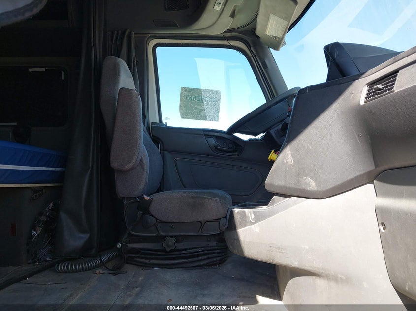 2019 International VIN 3HSDZAPR0KN669811 IAAI salvage auction — SIDE, Salvage Title, sold $6,300 on 2026-07-08 (photo 6)