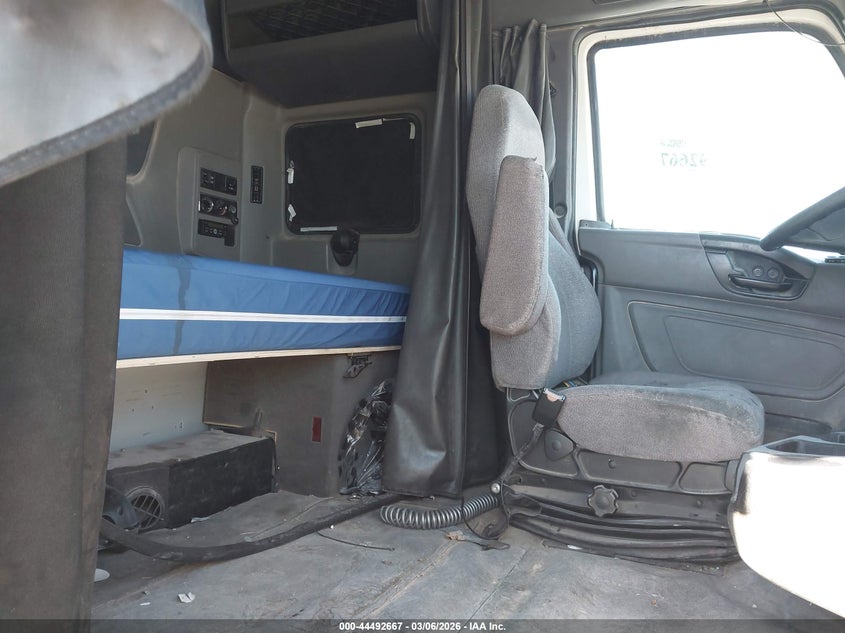 2019 International VIN 3HSDZAPR0KN669811 IAAI salvage auction — SIDE, Salvage Title, sold $6,300 on 2026-07-08 (photo 7)