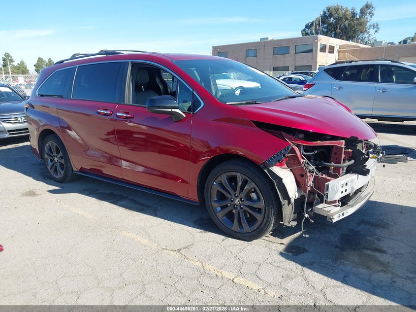 2022 Toyota Sienna VIN 5TDDRKEC6NS077062 IAAI salvage auction — FRONT END, Salvage Title, sold $14,825 on 2026-07-13 (photo 1)
