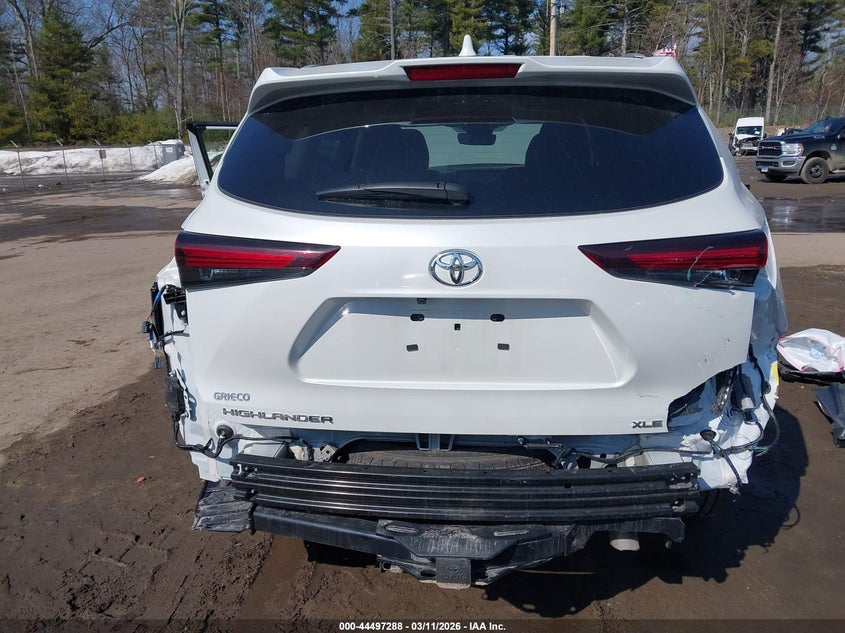 2026 Toyota Highlander VIN 5TDKDRBH8TS597081 IAAI salvage auction — REAR END, Salvage Title, sold $22,950 on 2026-08-28 (photo 6)