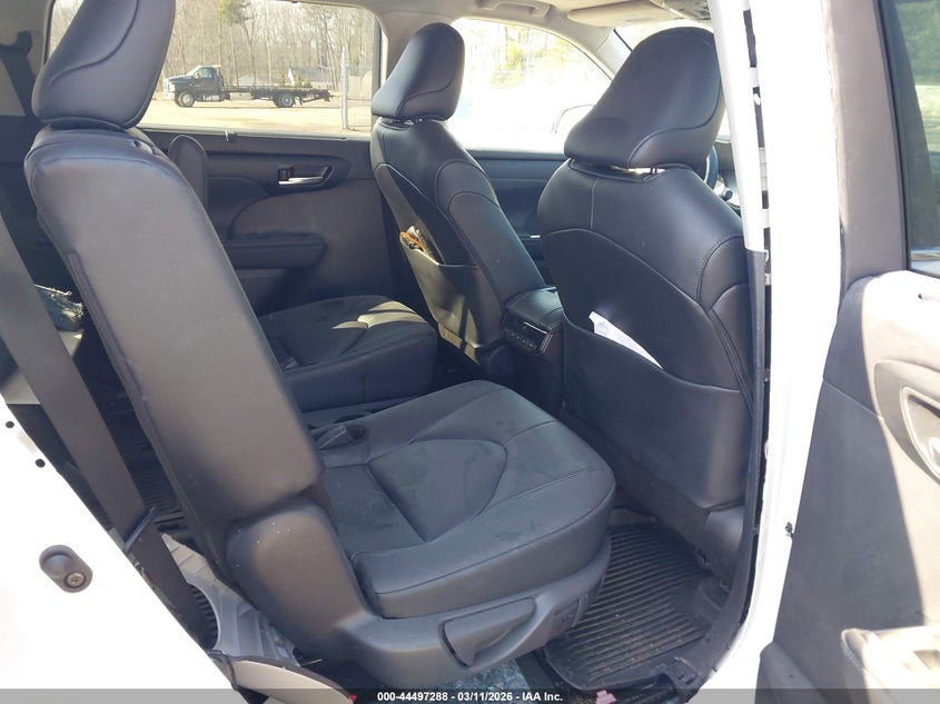 2026 Toyota Highlander VIN 5TDKDRBH8TS597081 IAAI salvage auction — REAR END, Salvage Title, sold $22,950 on 2026-08-28 (photo 8)