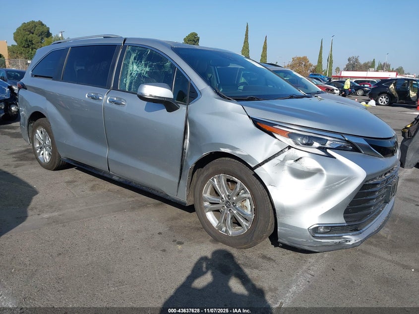 2022 Toyota Sienna VIN 5TDESKFC5NS061555 IAAI salvage auction — FRONT & REAR, Salvage (California), sold $19,800 on 2026-07-09 (photo 1)