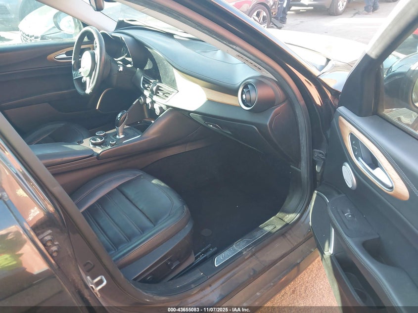 2017 Alfa romeo Giulia VIN ZARFAECN0H7528237 IAAI salvage auction — UNKNOWN, Salvage (California), sold $1,550 on 2026-07-29 (photo 5)