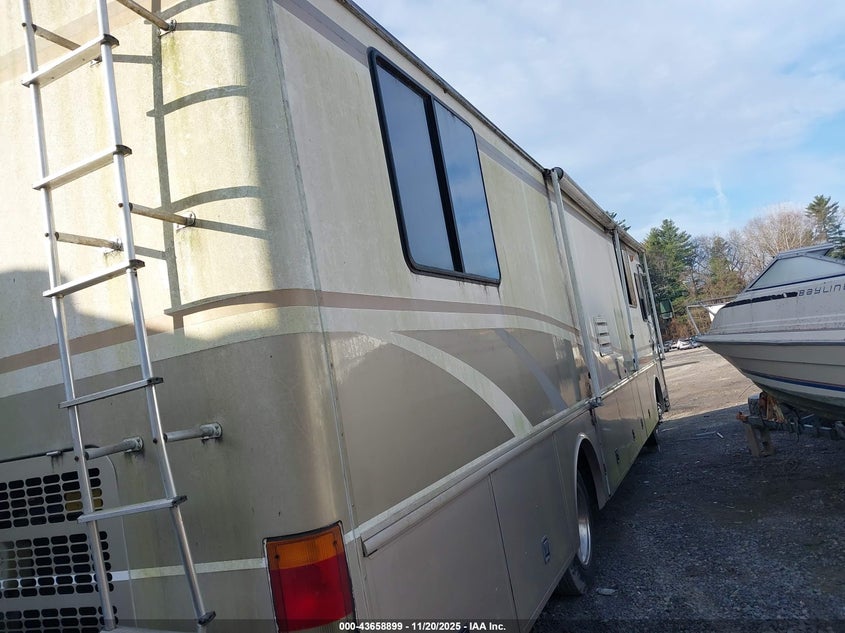 1999 Freightliner Chassis VIN 4UZ6XFBC8XCF20261 IAAI salvage auction — NORMAL WEAR, Clear (New York), sold $1,500 on 2026-07-23 (photo 4)