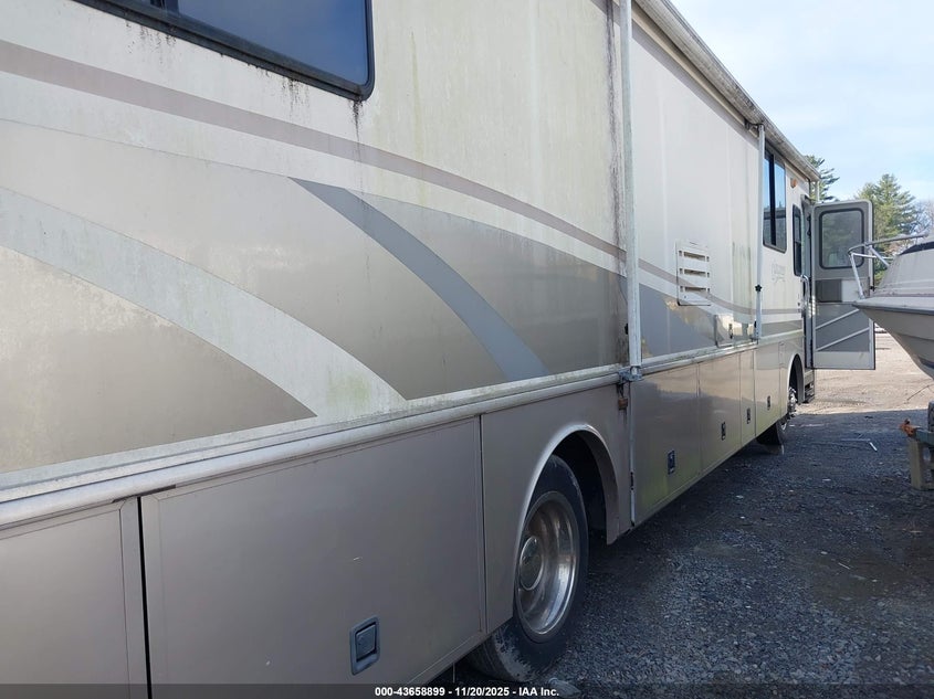 1999 Freightliner Chassis VIN 4UZ6XFBC8XCF20261 IAAI salvage auction — NORMAL WEAR, Clear (New York), sold $1,500 on 2026-07-23 (photo 6)