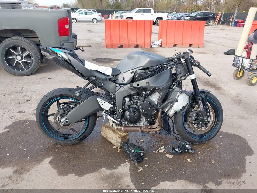 2025 Kawasaki Zx636 VIN JKBZXJJ18SA027062 IAAI salvage auction — ROLLOVER, Other, sold $650 on 2026-07-29 (photo 4)