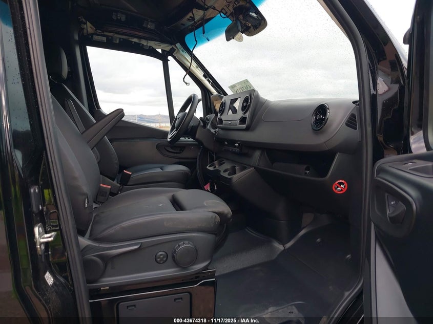 2024 Mercedes-benz Sprinter VIN W1Z4NGHY3RT181443 IAAI salvage auction — ROOF, Salvage Title, sold $30,200 on 2026-07-06 (photo 5)