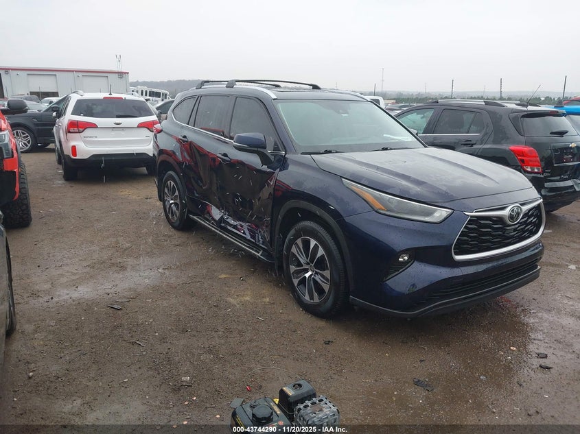 2021 Toyota Highlander VIN 5TDGZRAH1MS055279 IAAI salvage auction — RIGHT SIDE, Clear (Oklahoma), sold $11,200 on 2026-07-28 (photo 1)