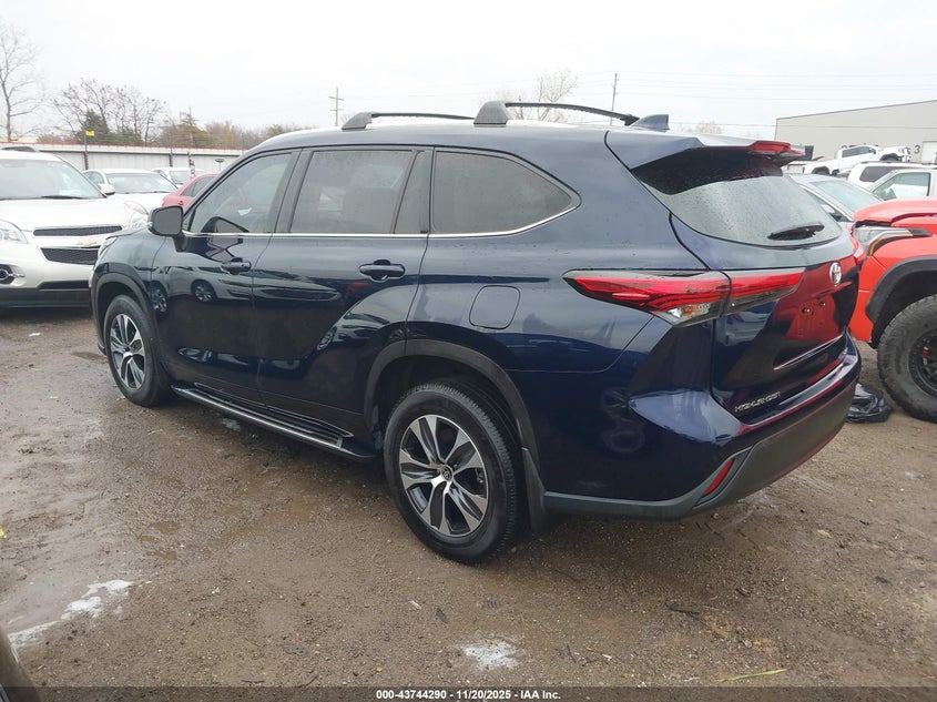 2021 Toyota Highlander VIN 5TDGZRAH1MS055279 IAAI salvage auction — RIGHT SIDE, Clear (Oklahoma), sold $11,200 on 2026-07-28 (photo 3)