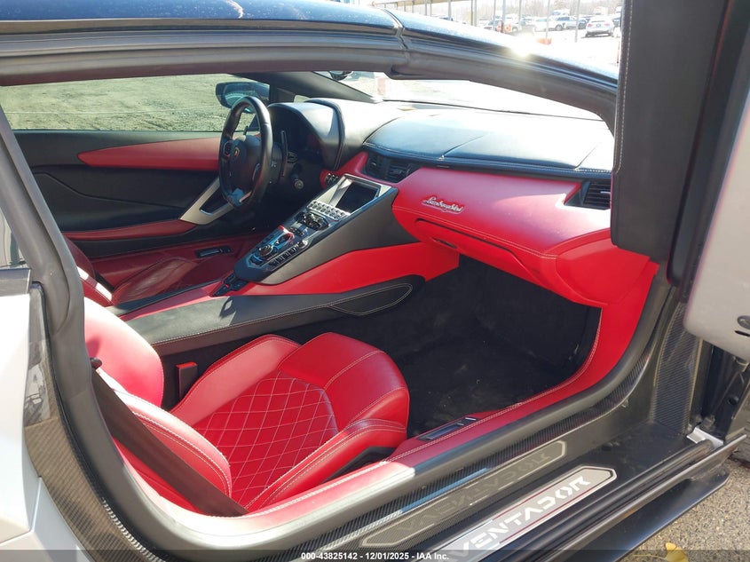 2018 Lamborghini Aventador VIN ZHWUV4ZD0JLA07069 IAAI salvage auction — Normal Wear, Clear (Virginia), sold $304,500 on 2025-12-29 (photo 5)