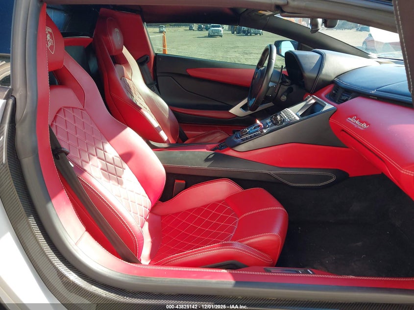 2018 Lamborghini Aventador VIN ZHWUV4ZD0JLA07069 IAAI salvage auction — Normal Wear, Clear (Virginia), sold $304,500 on 2025-12-29 (photo 8)