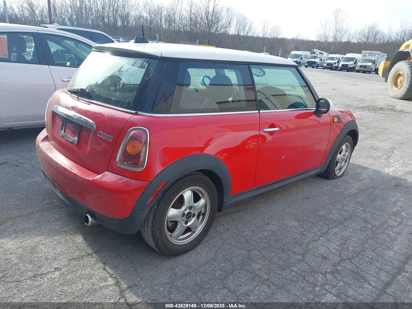 2007 Mini Cooper VIN WMWMF33577TL67458 IAAI salvage auction — ENGINE DAMAGE, Clear (Michigan), sold $400 on 2026-07-09 (photo 4)