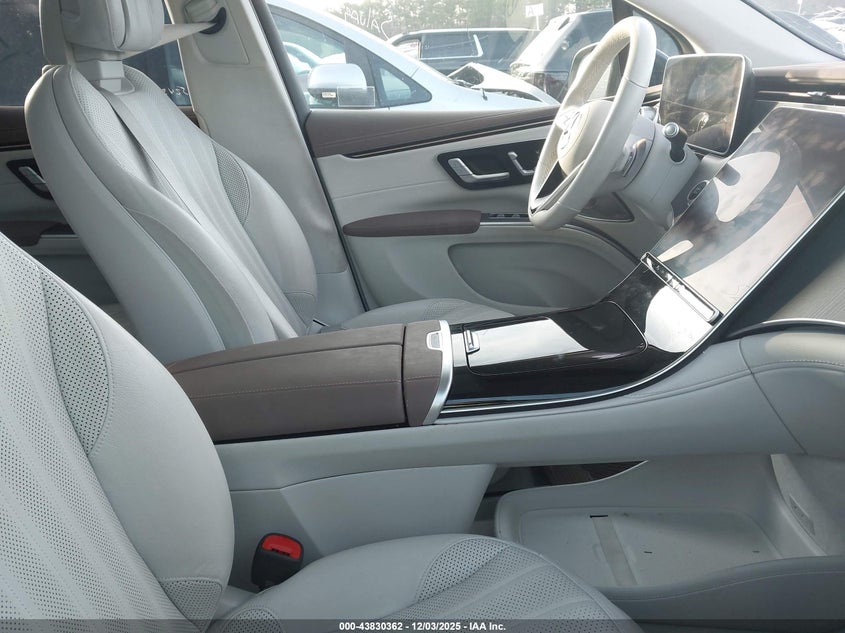 2023 Mercedes-Benz VIN 4JGDM2EB0PA016954 IAAI salvage auction — Side, Salvage Title, sold $24,100 on 2026-01-20 (photo 5)
