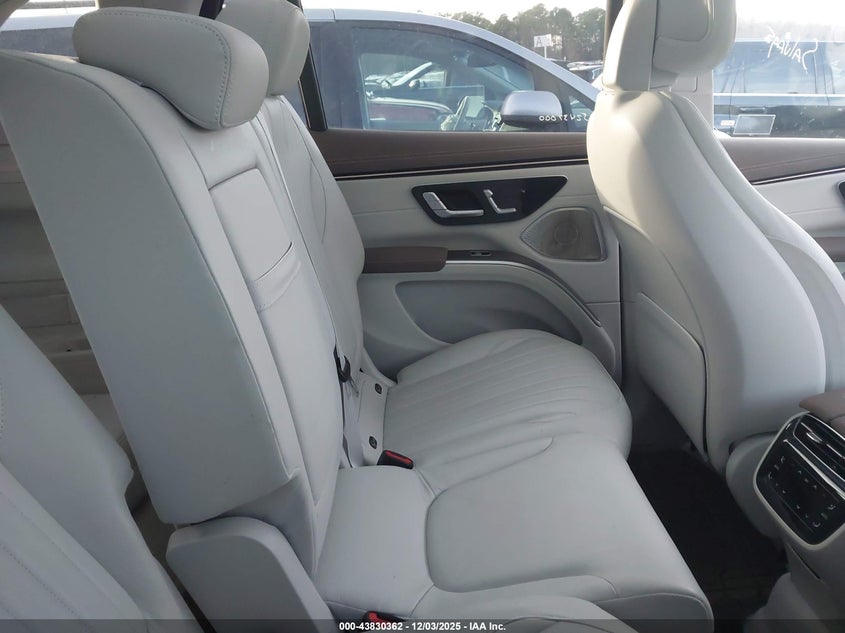 2023 Mercedes-Benz VIN 4JGDM2EB0PA016954 IAAI salvage auction — Side, Salvage Title, sold $24,100 on 2026-01-20 (photo 7)