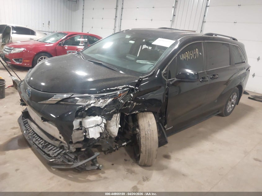 2021 Toyota Sienna VIN 5TDKRKEC0MS031152 IAAI salvage auction — LEFT FRONT, Salvage (Minnesota), sold $4,950 on 2026-07-22 (photo 2)