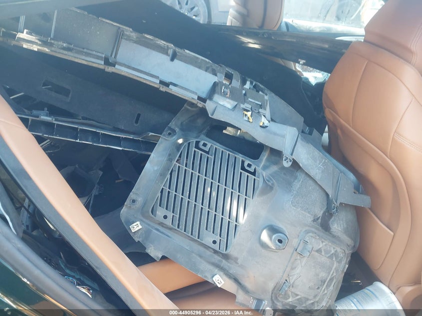 2024 BMW 8er VIN WBAGV4C0XRCP58651 IAAI salvage auction — FRONT & REAR, Salvage Title, sold $17,000 on 2026-09-29 (photo 8)