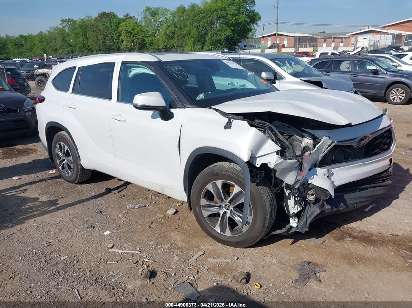 2022 Toyota Highlander VIN 5TDHZRAH5NS553331 IAAI salvage auction — FRONT END, Salvage Title, sold $13,600 on 2026-07-23 (photo 1)